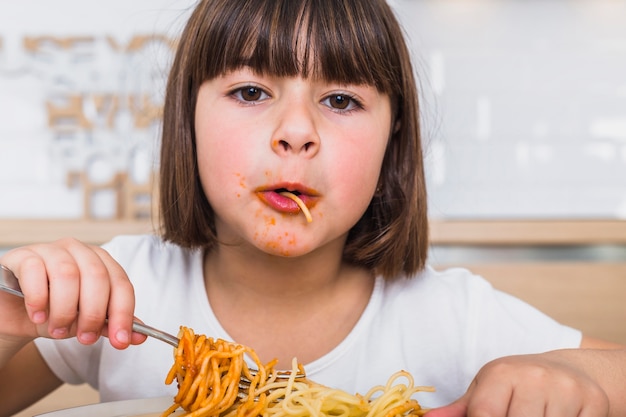 Kleines Mädchen, das köstliche Mahlzeit isst