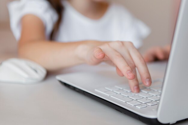 Kleines Mädchen, das Online-Unterricht beginnt