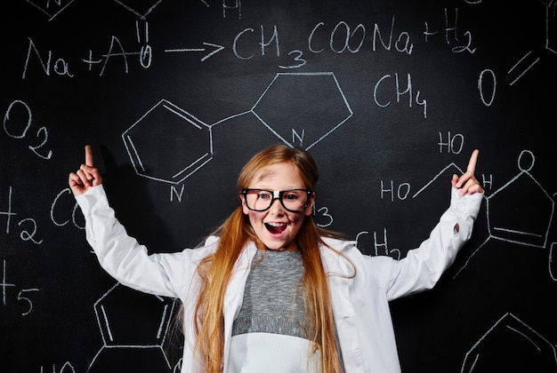Kleines Mädchen entdeckt eine wissenschaftliche Lösung