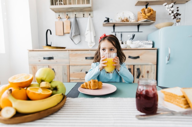 Kleines Mädchen frühstücken