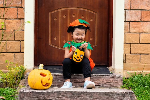 Kleines Mädchen für Halloween verkleidet