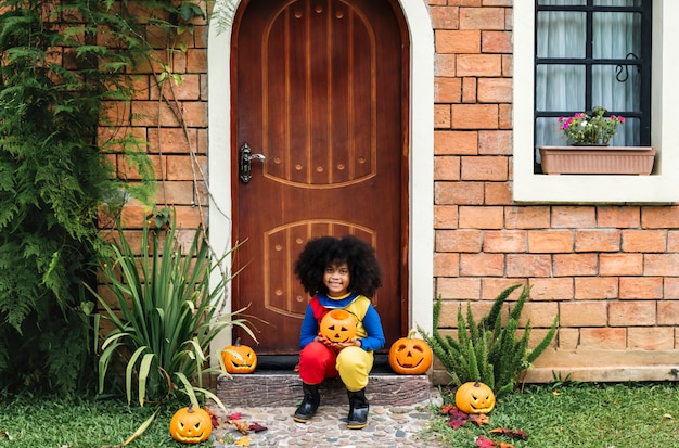 Kleines Mädchen für Halloween verkleidet