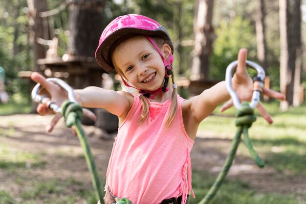 Kleines Mädchen hat Spaß in einem Abenteuerpark