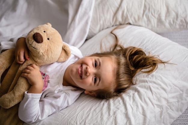 kleines Mädchen im Bett mit Stofftier die Gefühle eines Kindes