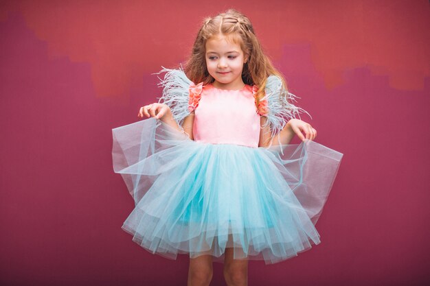 Kleines Mädchen im süßen Kleid