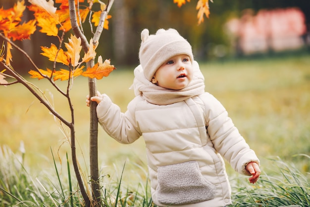 Kleines Mädchen in einem Herbstpark