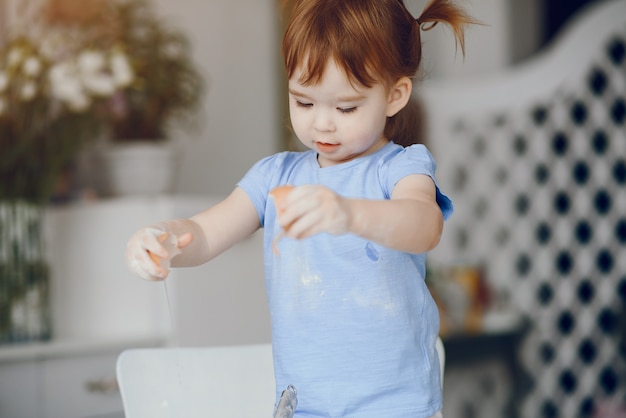 Kleines Mädchen kochen den Teig für Kekse