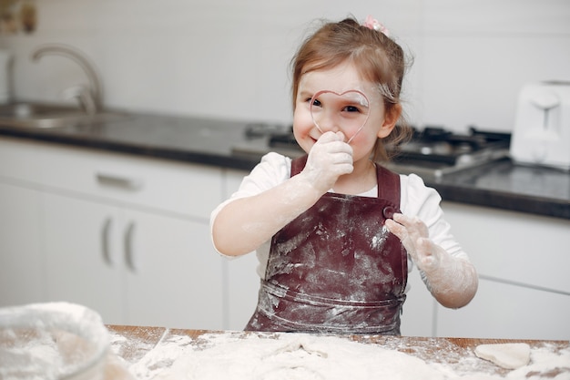 Kleines Mädchen kochen den Teig für Kekse