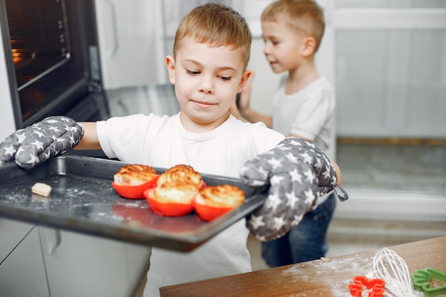 Kleines Mädchen kochen den Teig für Kekse