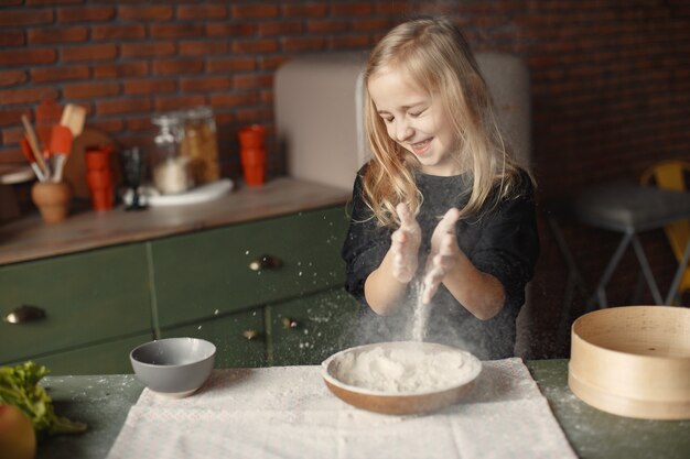 Kostenloses Foto kleines mädchen kocht den teig für kekse