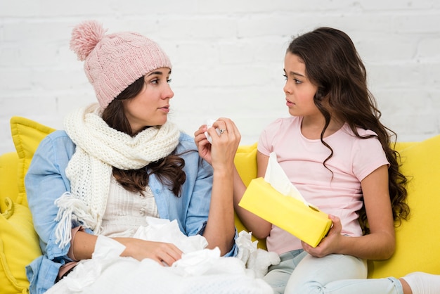 Kleines Mädchen kümmert sich um ihre Mutter