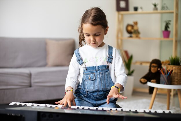 Kleines Mädchen lernt Klavier spielen