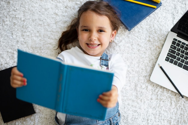 Kostenloses Foto kleines mädchen lernt lesen