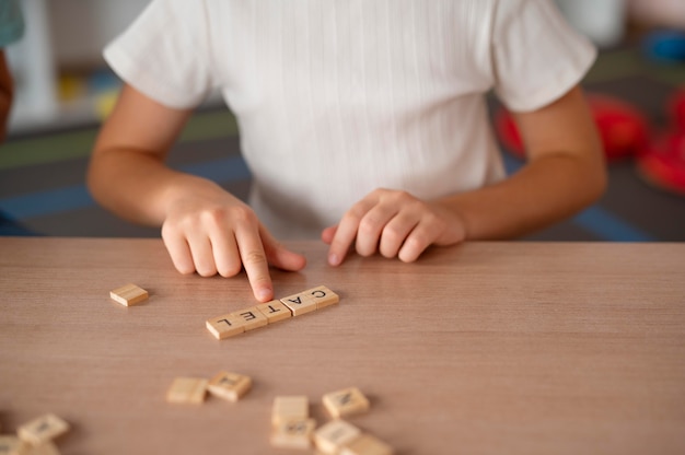 Kostenloses Foto kleines mädchen macht sprachtherapie in einer klinik