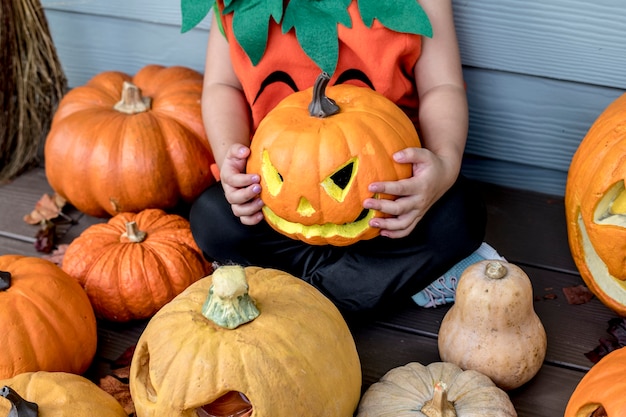 Kleines Mädchen mit Halloween-Kürbissen