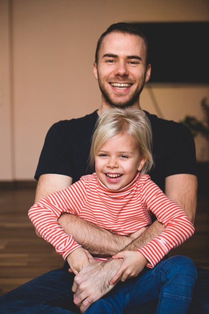 Kleines Mädchen mit ihrem Vater lachend