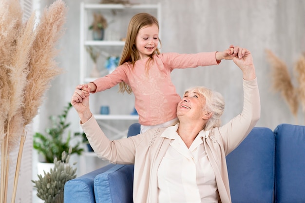 Kleines Mädchen mit Oma spielen