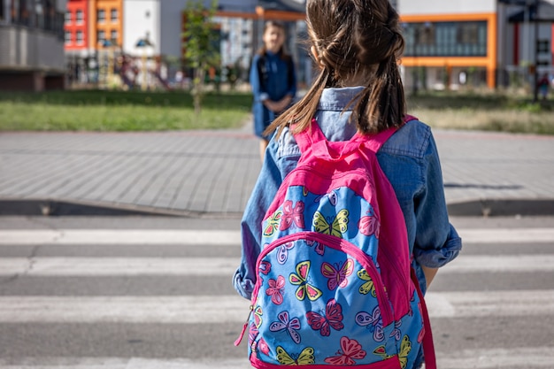 Kostenloses Foto kleines mädchen mit rucksack geht zur schule, zurück zur schule.