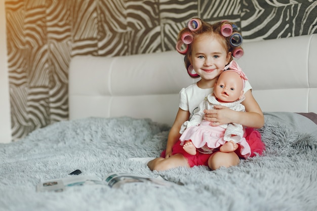 Kostenloses Foto kleines mädchen mit spielzeug