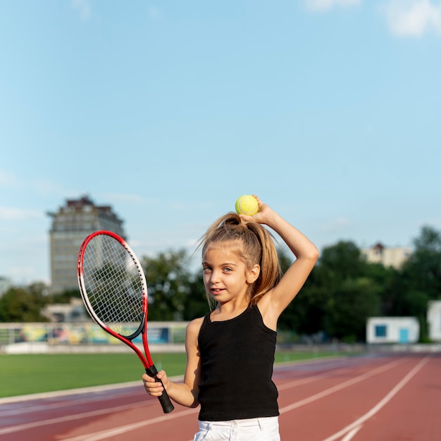 Kostenloses Foto kleines mädchen mit tennisschläger