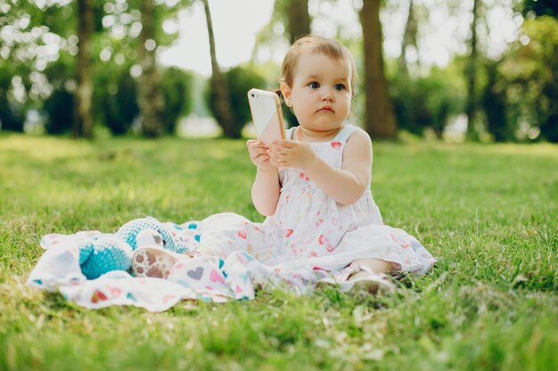 Kleines Mädchen steht im Park still