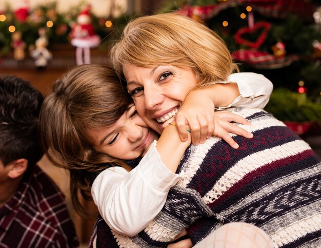 Kleines Mädchen umarmt ihre Mutter