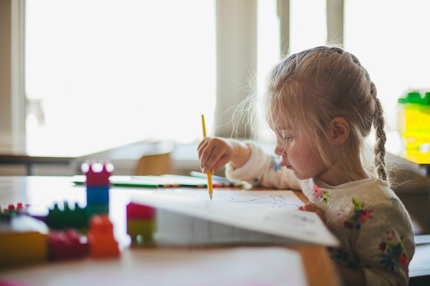 Kleines Mädchen Zeichnung mit Bleistift auf Papier