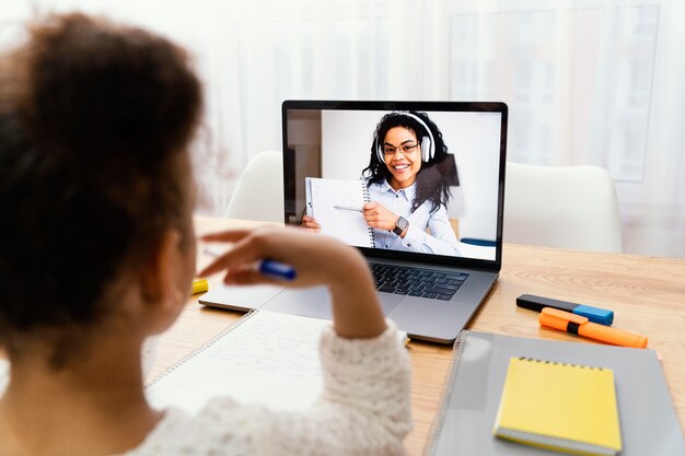 Kleines Mädchen zu Hause während der Online-Schule