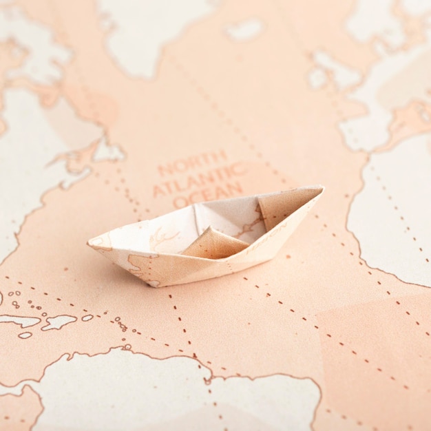Kleines Origami-Boot mit hohem Winkel auf der Karte