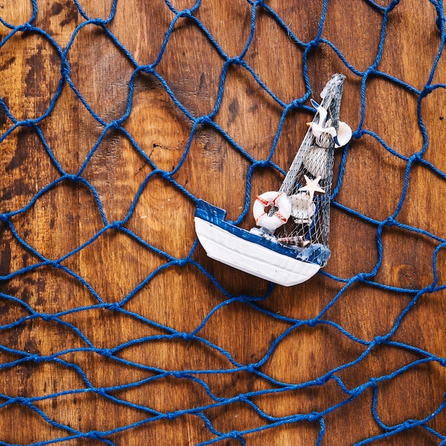 Kostenloses Foto kleines segelboot auf fischernetz