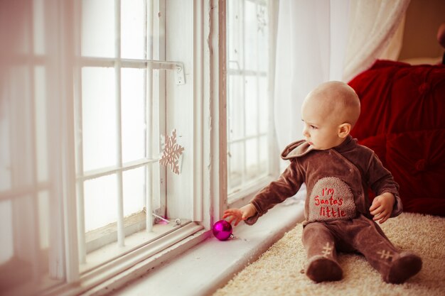 &quot;Kleinkind Junge Blick auf Fenster sitzen&quot;