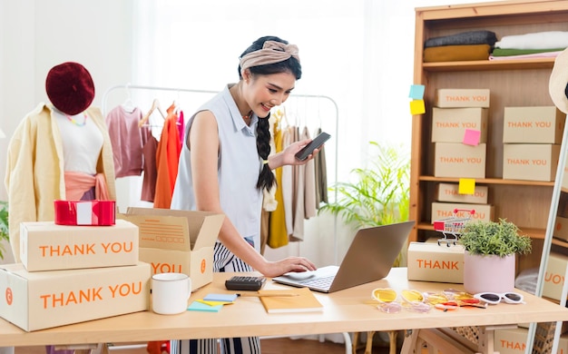 Kleinunternehmen gründen KMU-Inhaber Unternehmer Verwenden Sie einen Laptop, um Bestellungen online zu erhalten und zu überprüfen