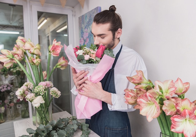 Kleinunternehmen. Männlicher Florist im Blumenladen.