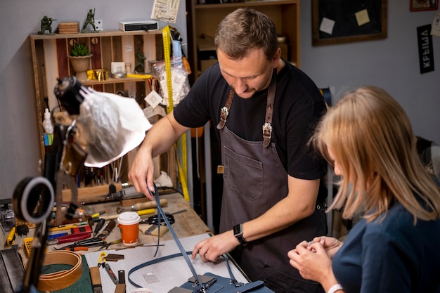 Kostenloses Foto kleinunternehmer in seiner werkstatt