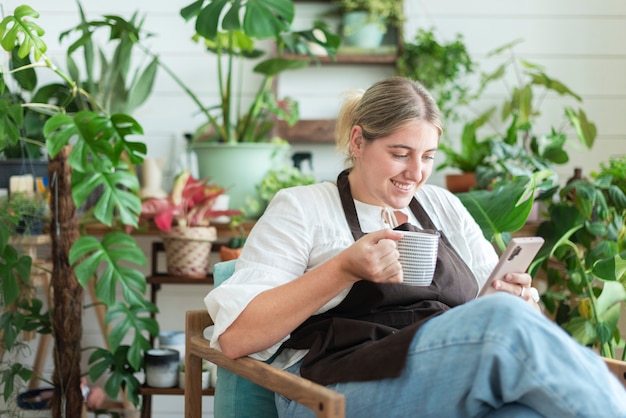 Kleinunternehmer mit Smartphone