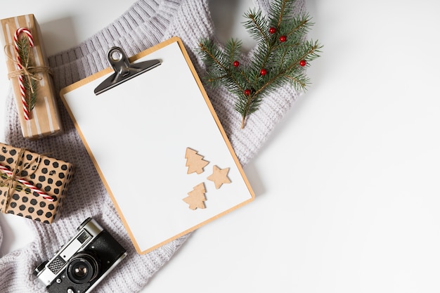 Klemmbrett mit Geschenkboxen und Tannenbaumasten