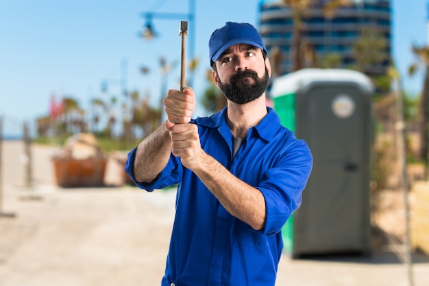 Klempner mit einem hammer