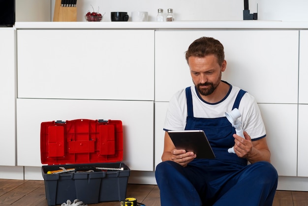 Kostenloses Foto klempnerprofi macht seine arbeit