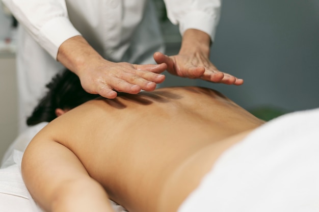 Kostenloses Foto klient bei der massage