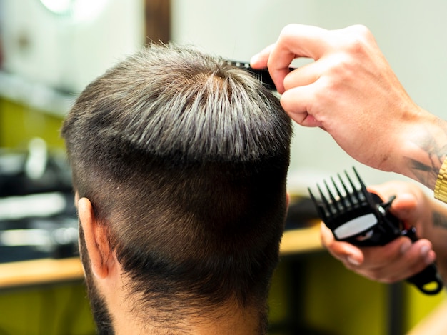 Klient, der einen neuen Haarschnitt von hinten erhält