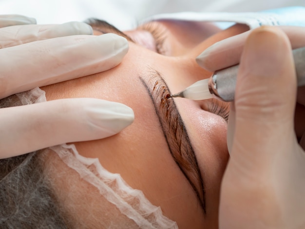 Klientin durchläuft eine Microblading-Behandlung