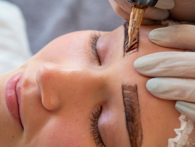 Klientin durchläuft eine Microblading-Behandlung