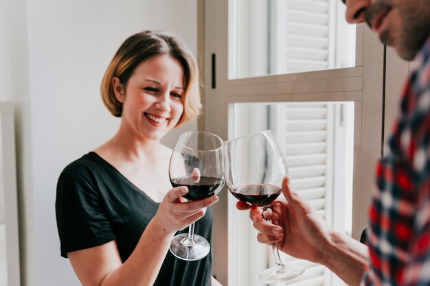 Klirrende Gläser der Paare am Fenster