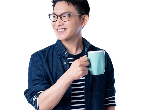 Kluge, attraktive asiatische Brille mit männlicher Hand hält Heißgetränkekaffee mit Frische und fröhlichem, legerem Kleid, weißem Hintergrund