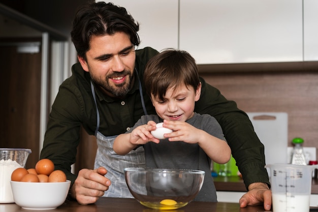 Knackende Eier des kleinen Jungen des niedrigen Winkels