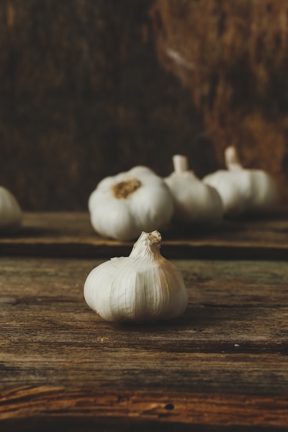 Knoblauch auf dem Tisch