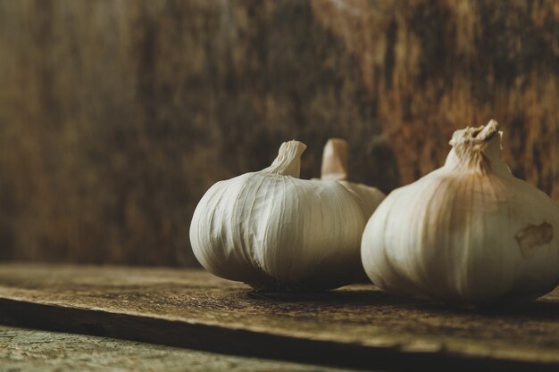 Knoblauch auf dem Tisch