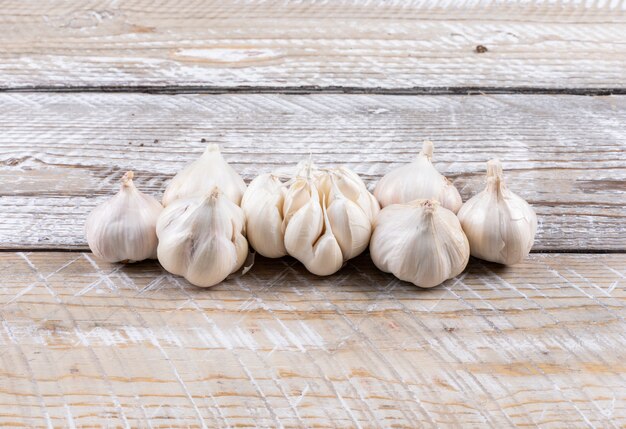 Knoblauch auf einem Holztisch