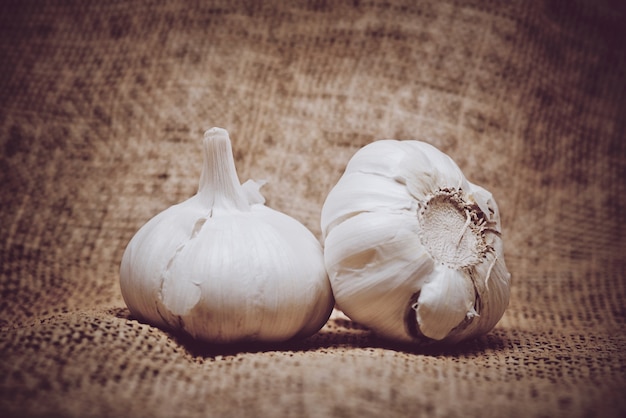 Kostenloses Foto knoblauch auf sackleinen hintergrund