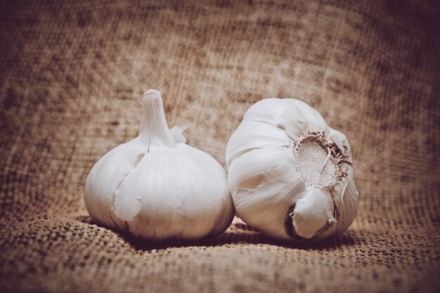 Knoblauch auf Sackleinen Hintergrund